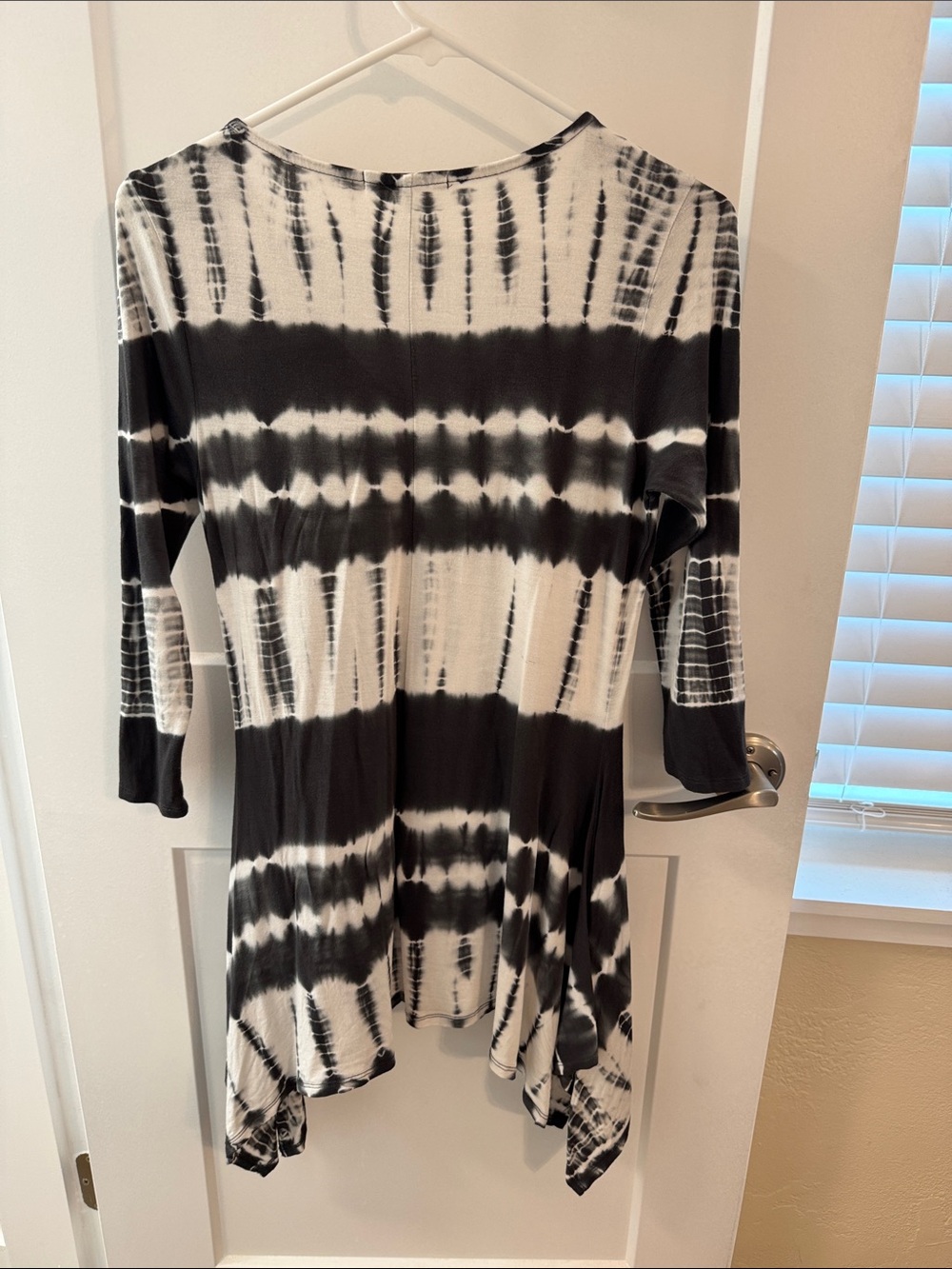 Belldini‎ Black White Tie Dye V-Neck Tunic Silver Stud Accents Flowing Hem Top - Picture 7 of 7